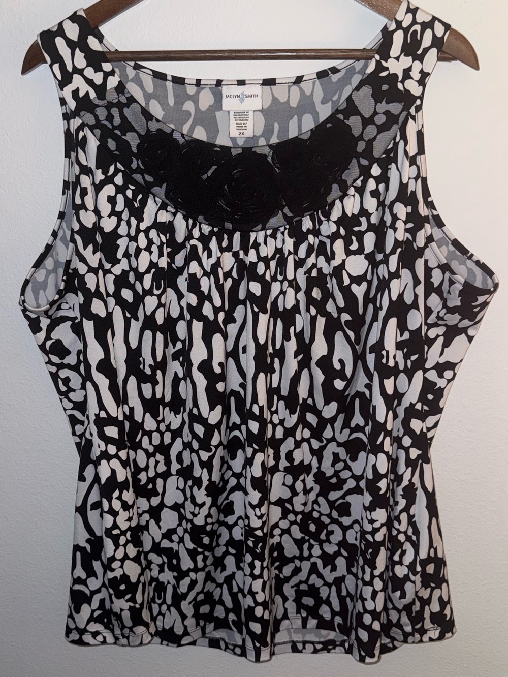Jaclyn Smith Black and White Sleeveless Printed Camisole
